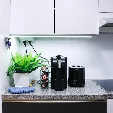 Green-themed Modern Studio At The Center Apartmán *