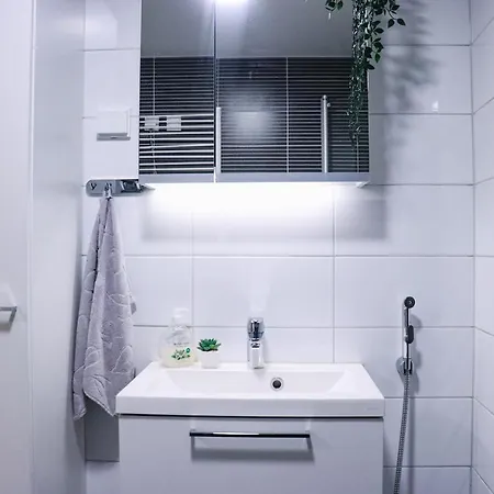 Apartment Green-themed Modern Studio At The Center *